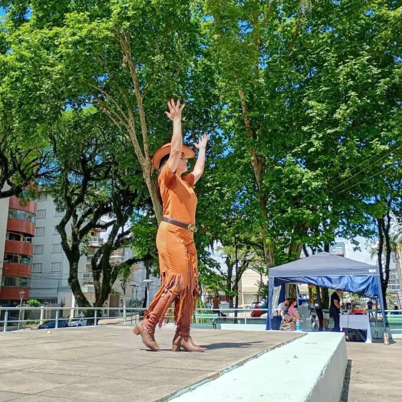 Andressa Czeluchas dança no Espaço Aberto!