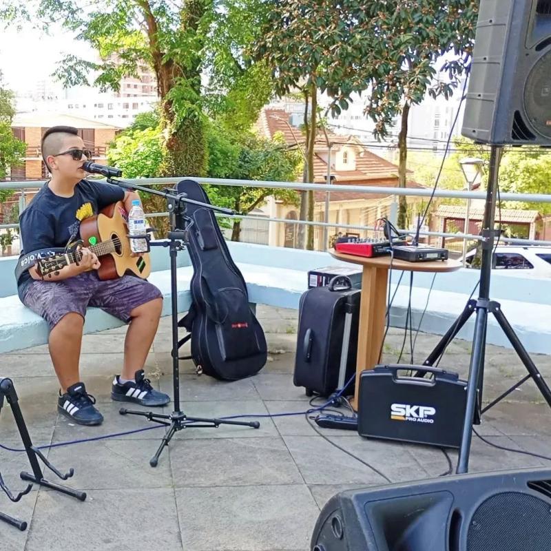 Lucas, canta e toca na Espaço Aberto