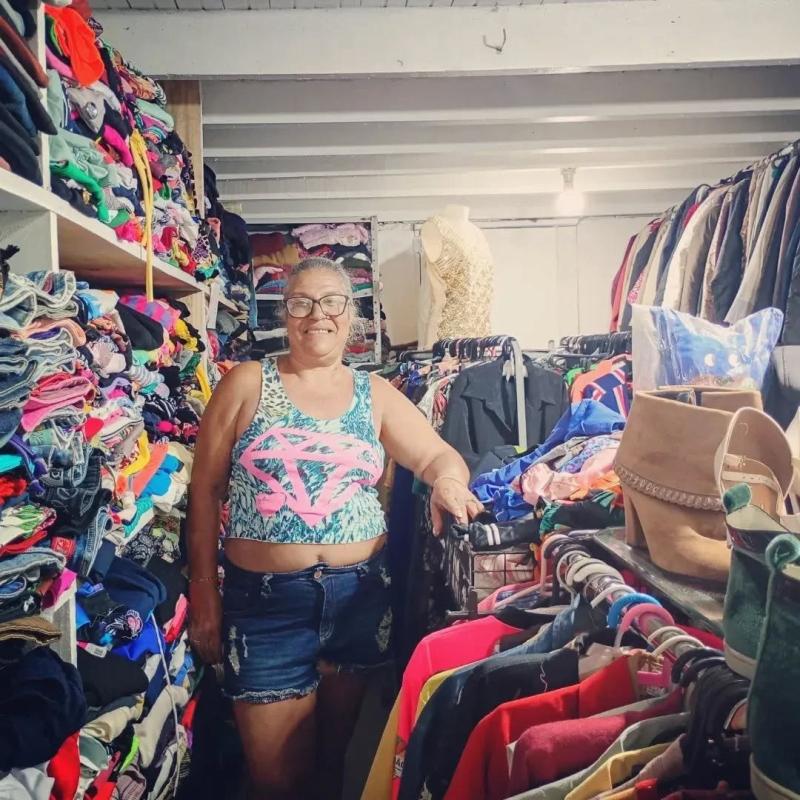 Voluntária Maria no Brechó