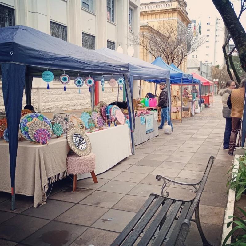 Dia de Feira do Artesanato da ASBG na Praça Via Del Vino. Venha Conferir!